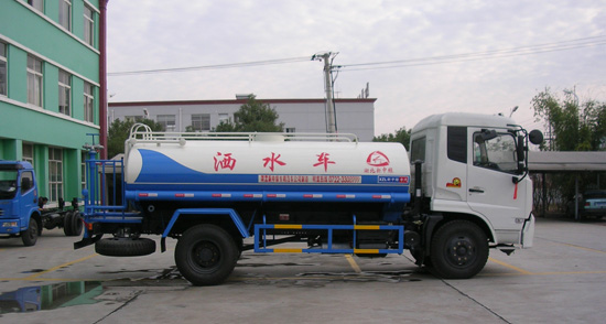 中國(guó)灑水車(chē)圖片
