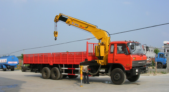 10噸東風(fēng)隨車起重運(yùn)輸車圖片