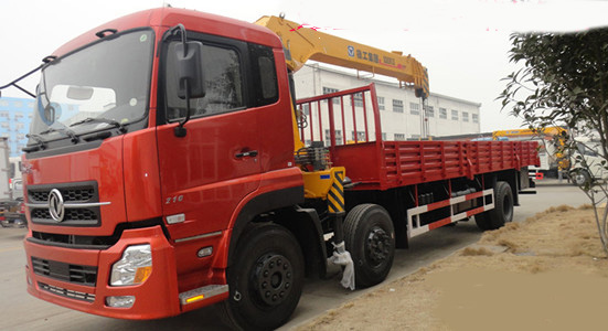 東風三軸隨車起重運輸車