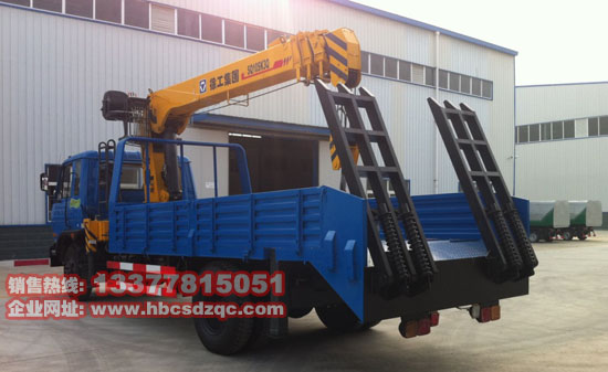 隨車吊帶拖挖機(jī)圖片