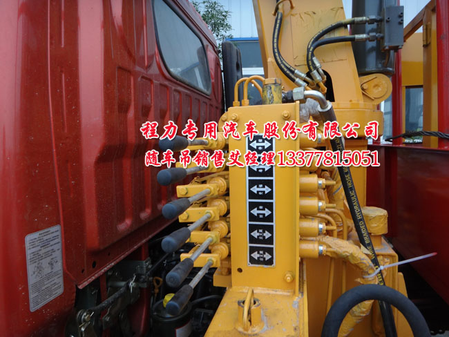 藍(lán)牌東風(fēng)勁勇隨車吊