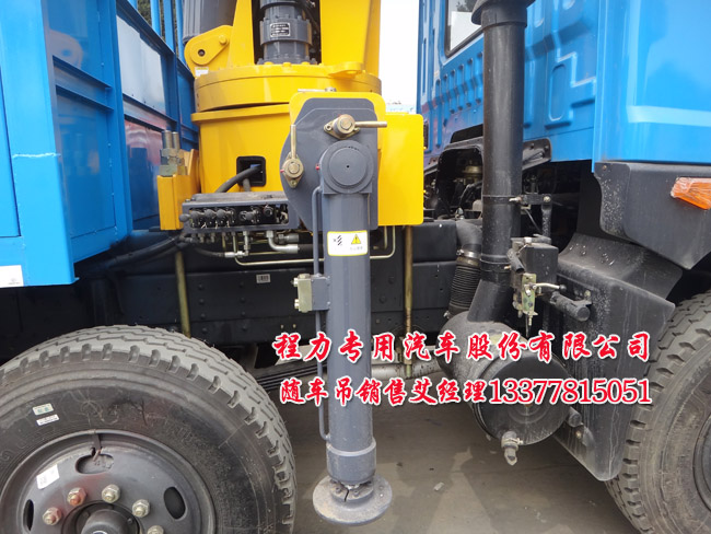 三軸隨車起重運(yùn)輸車