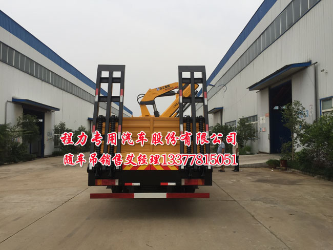 拉挖機(jī)隨車(chē)起重運(yùn)輸車(chē)圖片