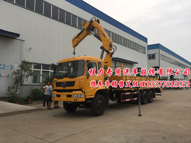 東風(fēng)平板車帶吊車圖片