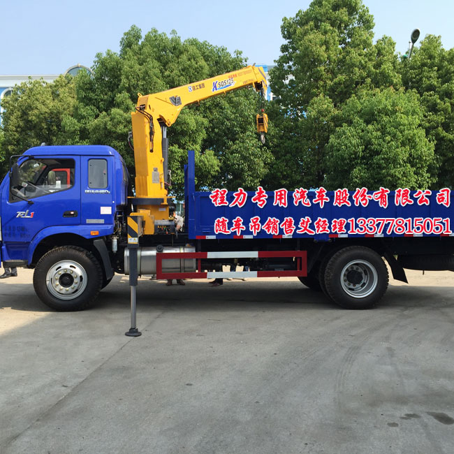 福田后面帶吊車貨車