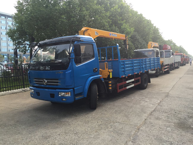 東風(fēng)多利卡隨車吊圖片