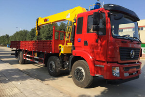 東風(fēng)隨專前四后四小三軸隨車吊圖片