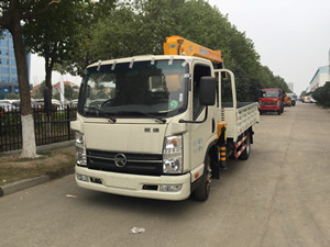 可以上藍(lán)牌凱馬隨車吊車圖片