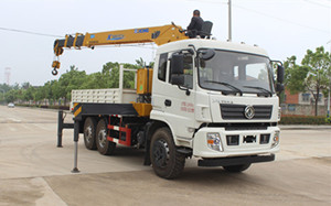 東風(fēng)6驅(qū)越野隨車吊車廂幾米圖片