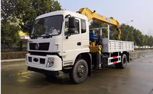 四驅(qū)隨車吊東風(fēng)四驅(qū)隨車起重運輸車圖片