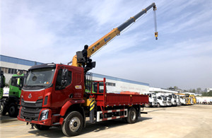 國(guó)六乘龍隨車吊五條支腿圖片