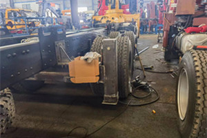 平衡閥吊機(jī)配件_隨車吊后支腿配件油缸圖片